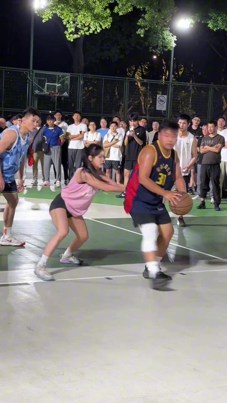 這哥們看見防自己的是女生,一個勁背打,球也不傳了